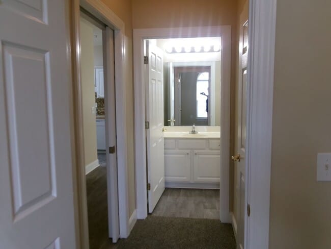 Building Photo - 3 bedroom, 2 bath condo located in Fountain Pointe