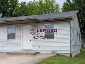 Building Photo - 2 Bedroom Duplex Ready for Move In!