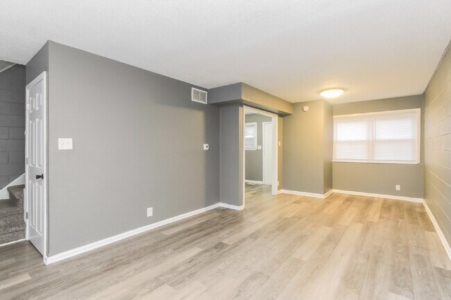 Building Photo - Charming 2 Bed, 1 Bath Apartment in Indianapolis - Don't Miss Out!