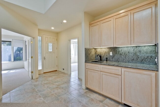 Building Photo - Large 3,767 sqft home on a 10,000 sqft lot- 2 bed located on 1st floor w/ separate entrance - Top...
