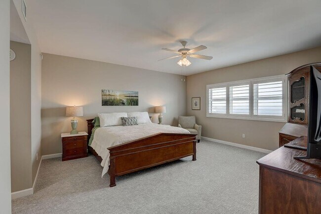 Building Photo - 2650 Lake Shore Dr