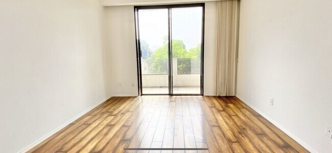 Building Photo - 316 N Oakhurst Dr