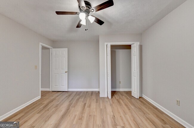 Building Photo - 2115 Glynmoore Dr