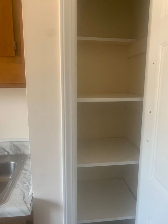 Building Photo - 2 brm 2 bath Duplex, washer/dryer hook up, NEW COUNTERTOPS.  Pets negotiable