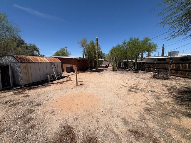 Building Photo - 3 Bedrooms 2 Bath Eastside Rental