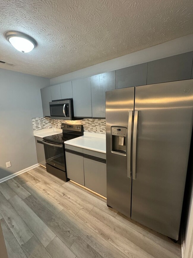 Building Photo - Updated Condo close to Fort Liberty