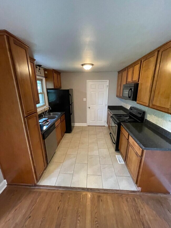 Kitchen - 749 Aeronca Rd NW