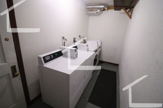 Building Photo - Awesome 2 Bed Apartment for Students