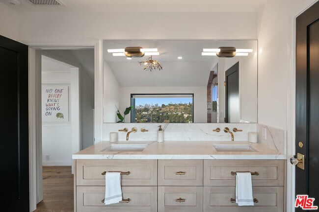 Building Photo - 2720 Hollyridge Dr