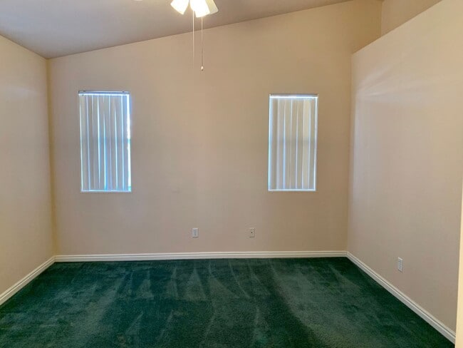 Building Photo - Affordable 2-BR Condo is Centrally Located