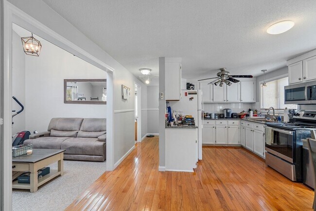 Building Photo - 4 Sterling Ln