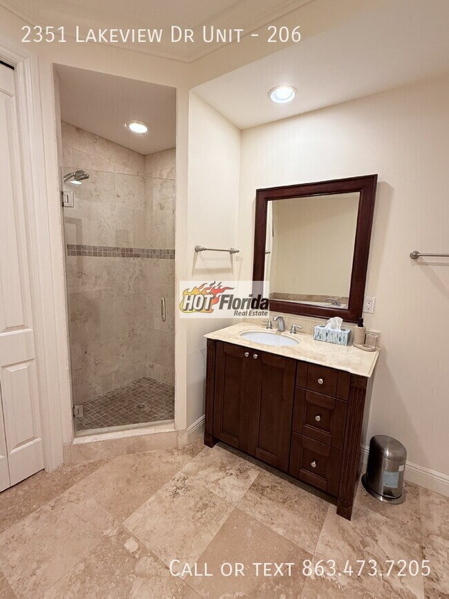 Building Photo - 2351 Lakeview Dr