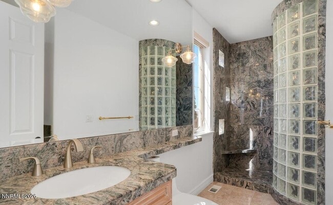 Building Photo - 4690 Aberfeldy Rd