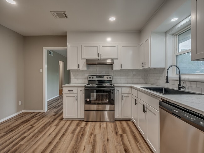 Building Photo - 4729 Baylor Dr