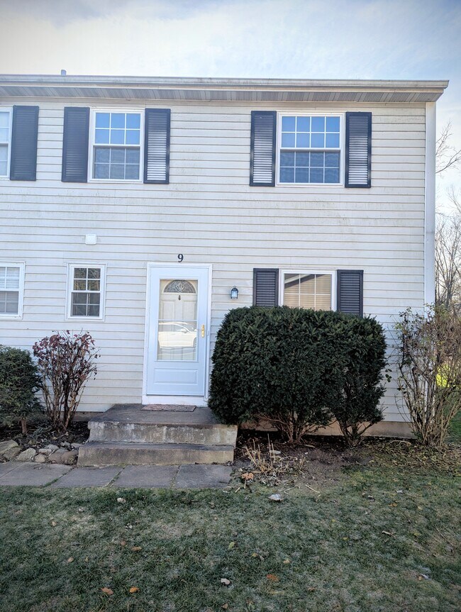 Building Photo - 9 Willowick Dr