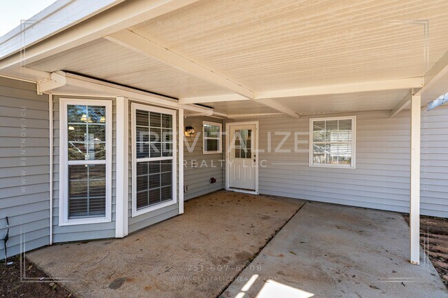 Building Photo - Beautifully Remodeled 4 Bed / 2 Bath Home near Airport Blvd
