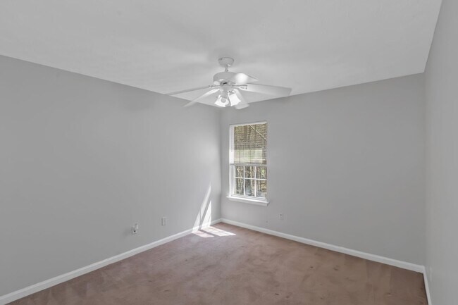 Building Photo - Spacious and inviting