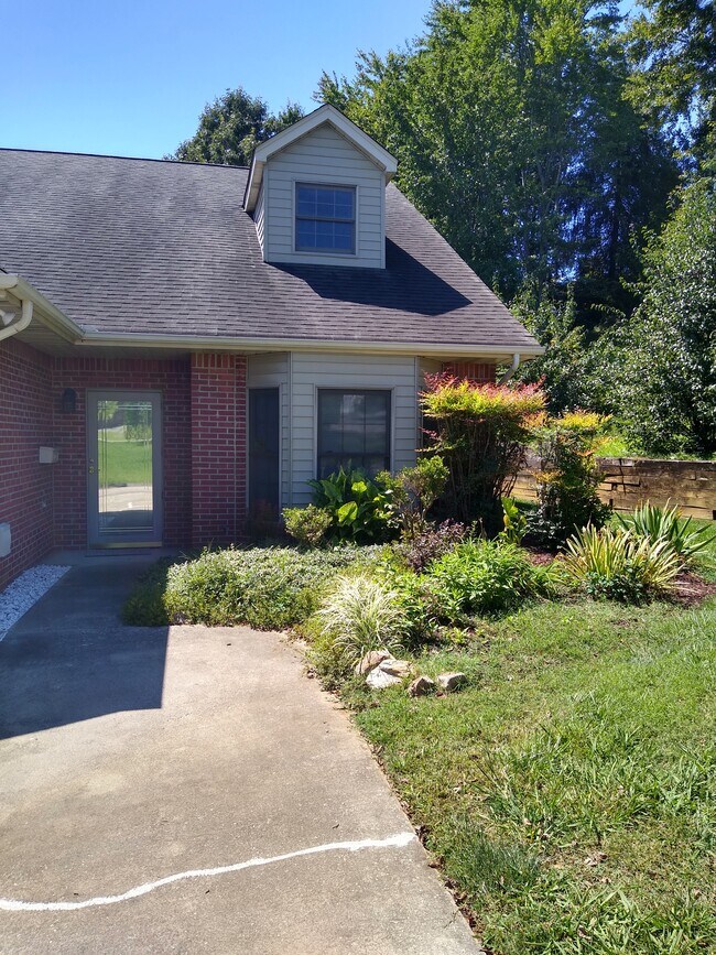 Primary Photo - 103 Pinewood Dr