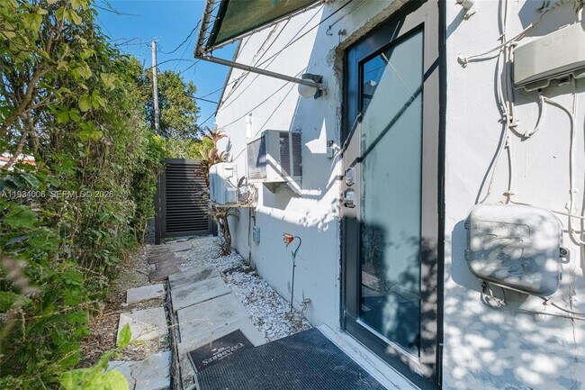 Building Photo - 2520 SW 20th St