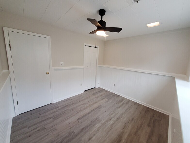 Building Photo - Room in Single Family Home on Henslowe Dr