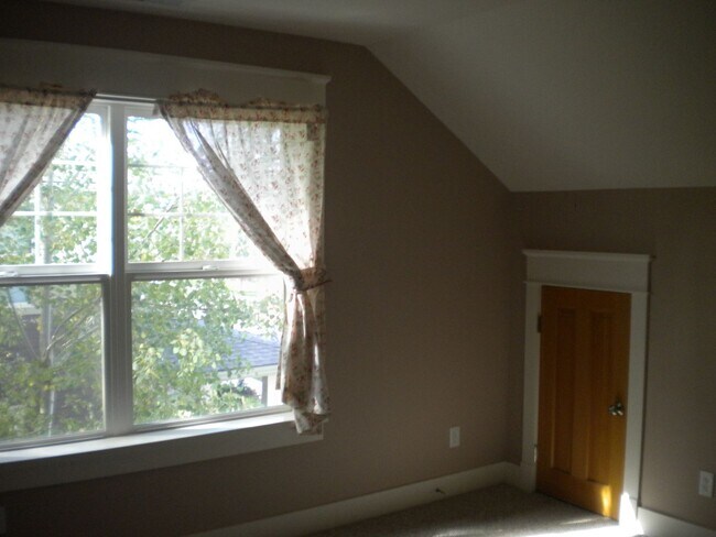 Building Photo - R4492