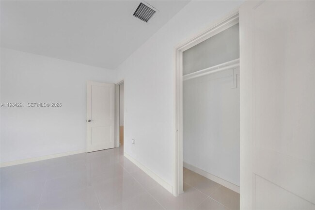 Building Photo - 27 Suffolk Ave