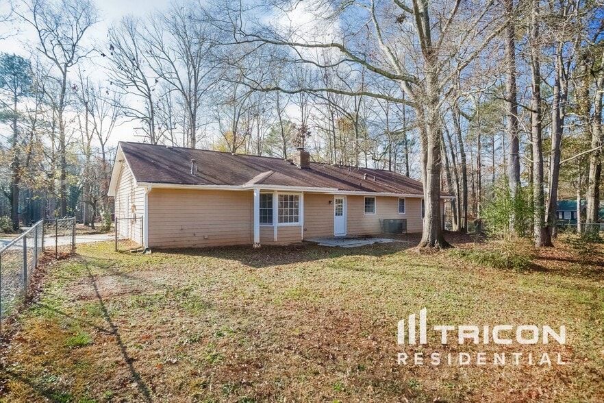 Building Photo - 1631 Quail Run SW