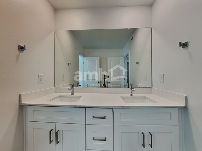 Building Photo - 4507 S 97th Dr