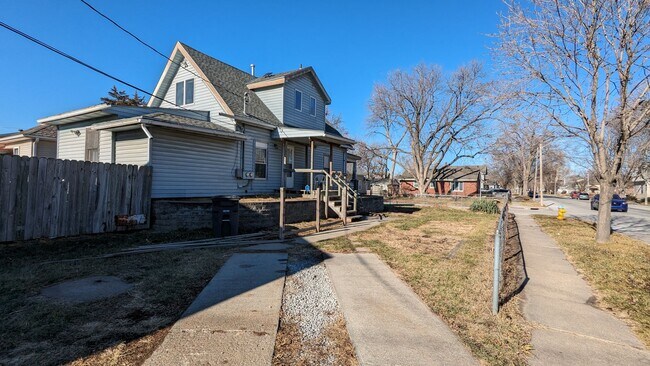 Building Photo - Duplex with in-unit laundry