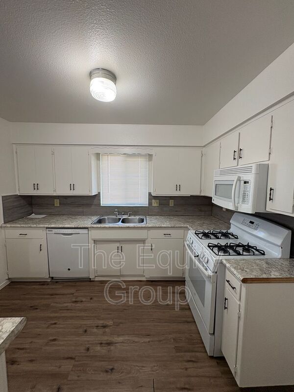 Building Photo - 700 E Tulare Ave