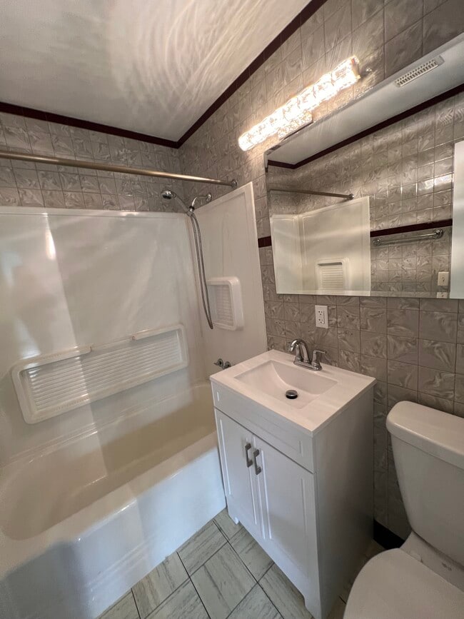 Building Photo - 123 Gould Ave