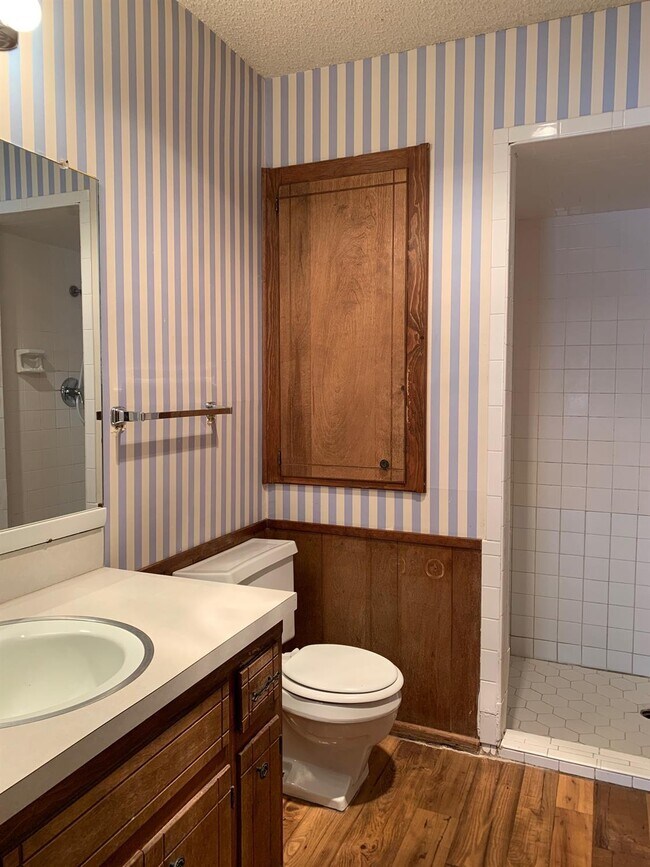 Building Photo - 606 N Elkhart Ave