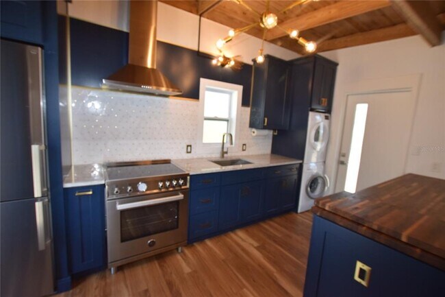 Building Photo - 1918 Sunset Ln