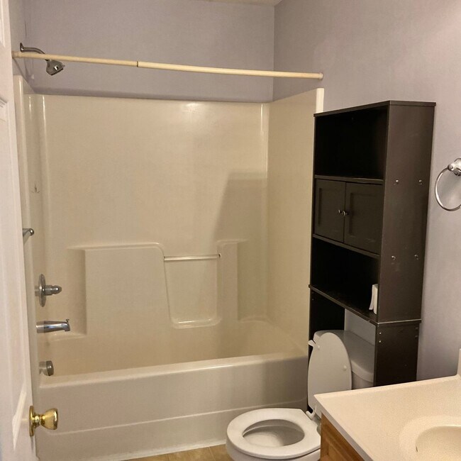 Building Photo - 3 Bedrooms, 2 Baths Home For Rent in Newton NC with 2 car garage