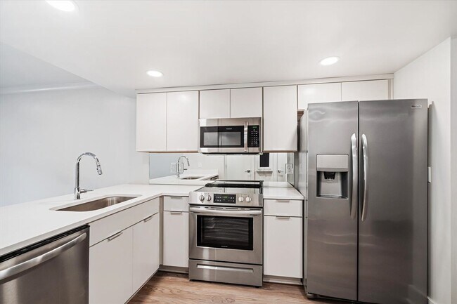 Building Photo - SPRING HILL OAKS CONDOMINIUMS