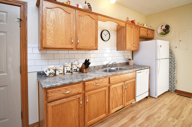 Building Photo - 2 Blocks from MERCY HOSPITAL!     FULLY FU...