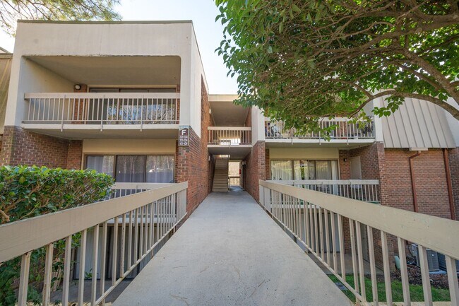 Building Photo - 2 Bedroom Condo In CHAPEL HILL!