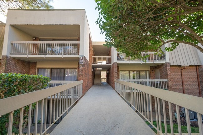 Building Photo - Coming Soon!  2 Bedroom Condo In CHAPEL HILL!