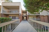 Building Photo - Charming 2 Bedroom Condo Living in the Heart of Chapel Hill