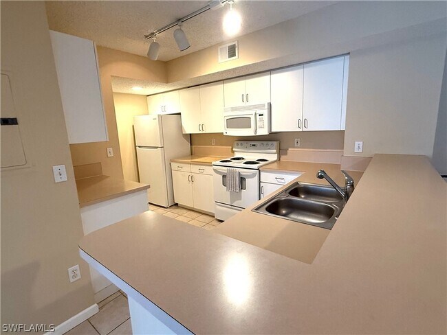 Building Photo - 1865 Florida Club Dr