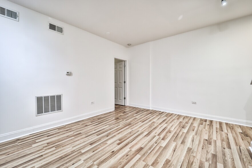 Building Photo - 734 W Waveland Ave