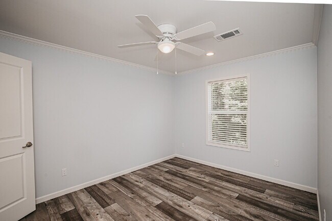 Building Photo - Inviting 3 bed, 2 bath Mount Pleasant rental