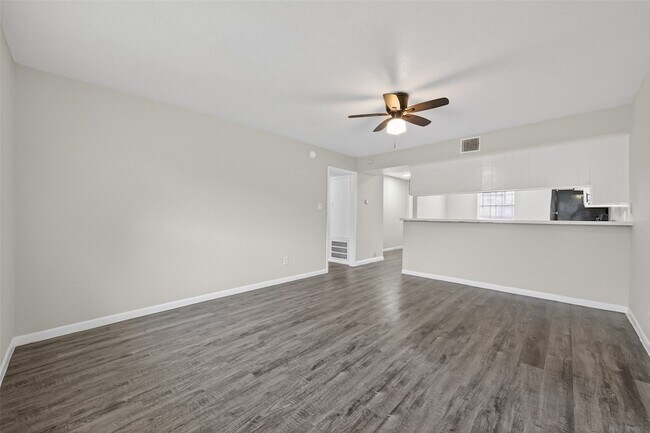 Building Photo - 427 Hollyvale Dr