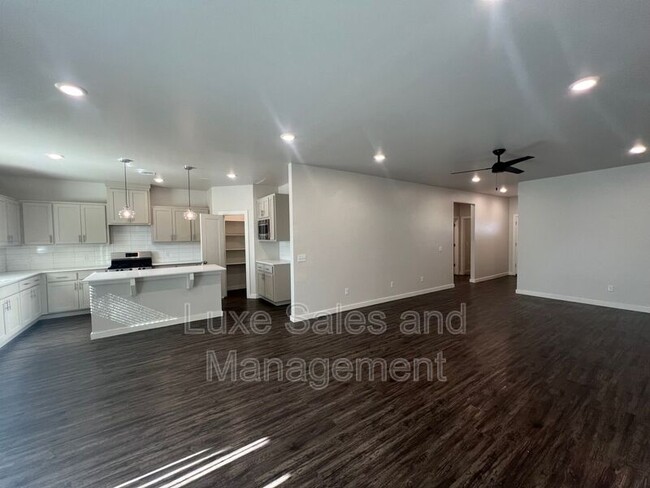 Building Photo - 2216 Fallview Dr