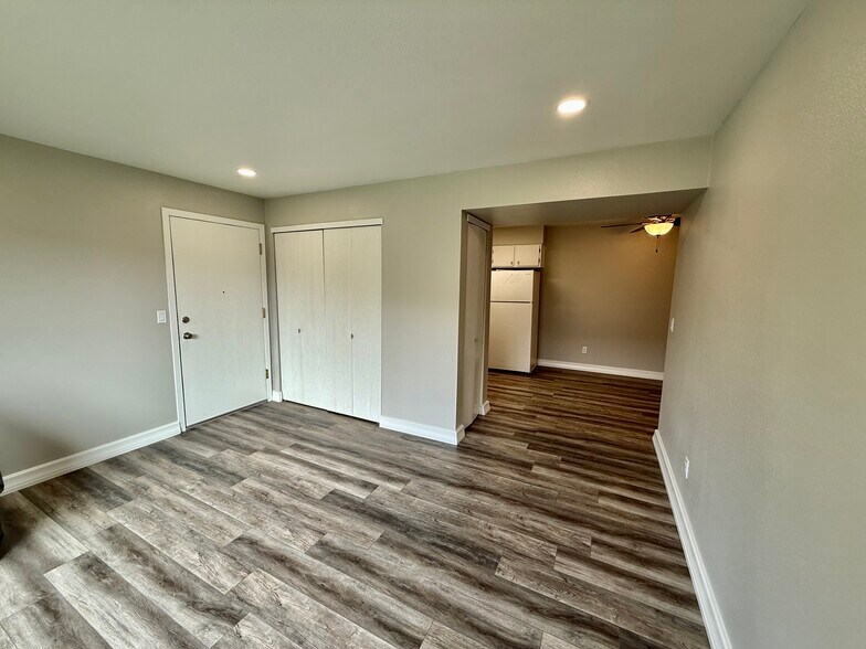 Building Photo - 380 Paradise Cir