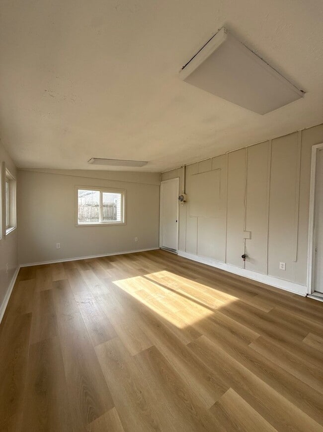 Building Photo - Beautifully Updated 3BR Home w/ Fenced Yard & 2-Car Garage