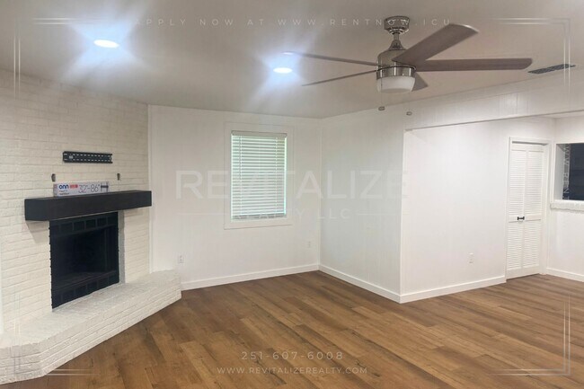 Building Photo - Stunning 3 Bedroom Home in West Mobile!