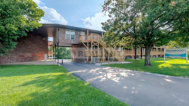 Building Photo - 2021 Cambridge Dr