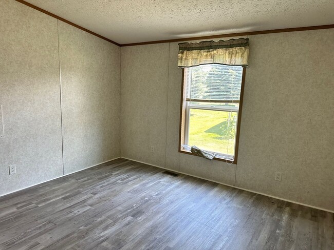 Building Photo - Centrally Located 3 BD 2 BA Modular Home