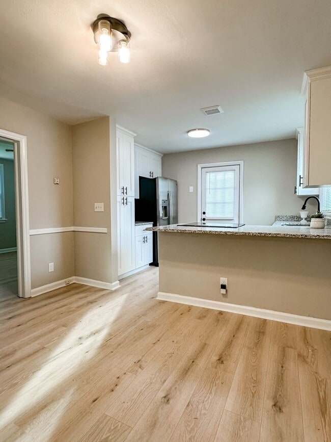 Building Photo - Remodeled 2 bed / 1 bath home